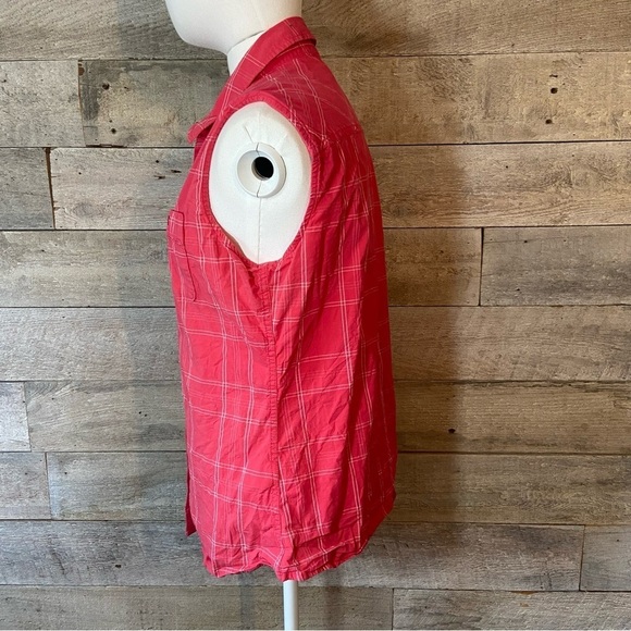 🛍️3/$30 Cabela’s women’s  plaid button up‎ sleeveless top in size small - Picture 2 of 9